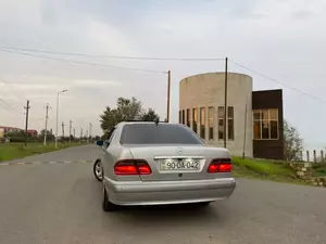 Mercedes E 200