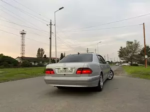 Mercedes E 200