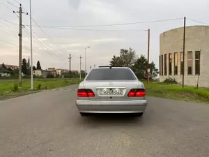 Mercedes E 200